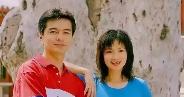 许亚军“体面谎”被戳穿！何晴十年病榻，靠儿子撑着