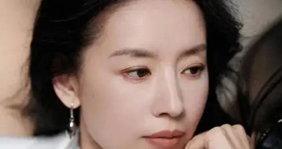 董洁送走儿子7个月官宣喜讯，小腹凸起，评论区彻底反转