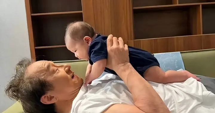 72岁成龙居家陪亲戚孩子玩耍 手臂肌肉满满依旧硬核