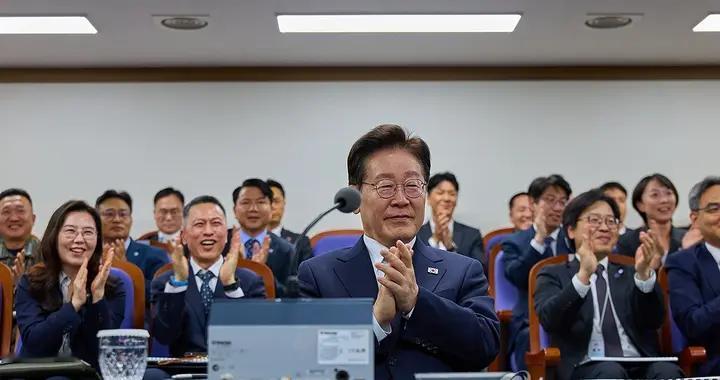 真是没想到，韩国高超音速武器首飞成功，却与中国东风17十分相似