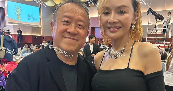 叶子楣合影曾志伟，她皮肤变黑身材暴瘦容貌大变，差点认不出来了