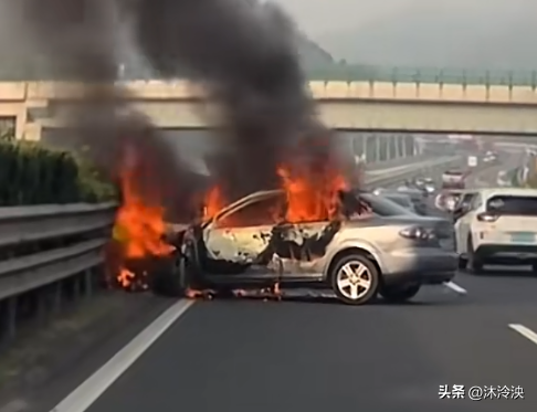 又一起高速失控撞车，车身起火车门拉不开，司机被困却奇迹生还