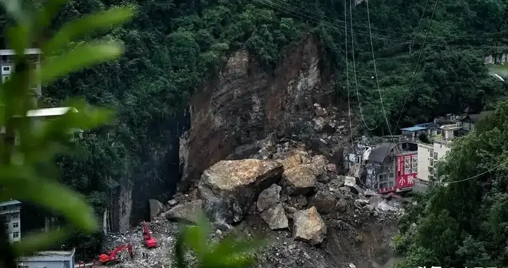 《从裂缝到崩塌：一个山村凌晨两个半小时的生死竞速》