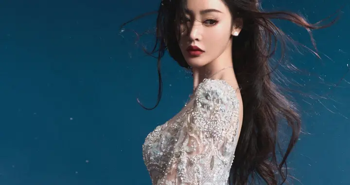 张天爱白色蕾丝纱裙，浪漫迷人的格调