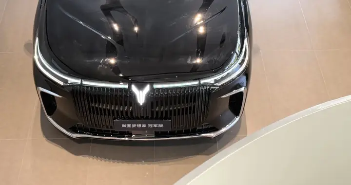 满足华为+曜黑颜值，探店体验岚图梦想家冠军版