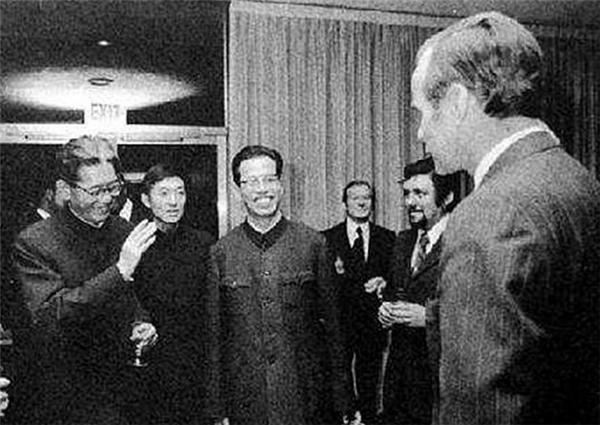 83年乔冠华逝世，葬礼安排有争议，章含之有三个要求，中央：同意