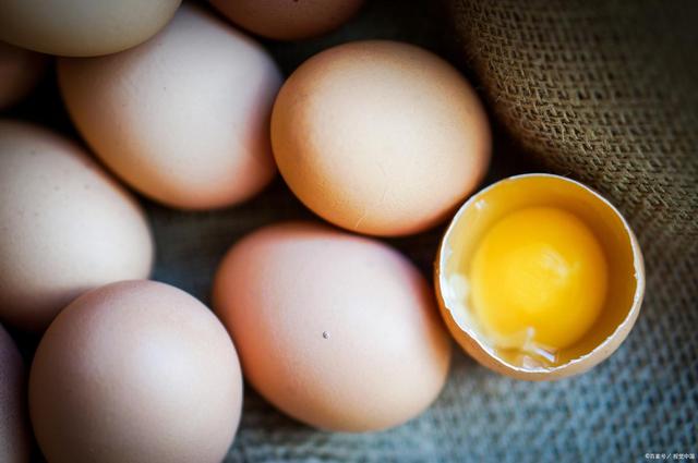 怎样煮鸡蛋才不会开裂，记住这5招！蛋黄嫩滑，蛋壳一碰就脱落！