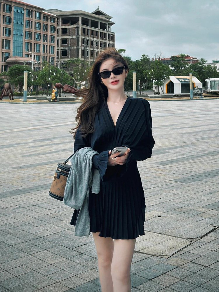 约会小众不撞款气质长袖连衣裙女