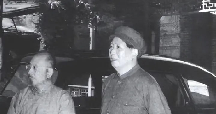 周总理宴请柳亚子，桌上言语不和，周总理起身离席，留邓颖超陪同