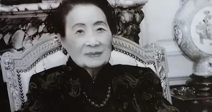 宋美龄晚年含泪说出真相：蒋介石一生最爱的女人竟然不是她！