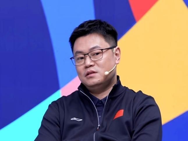 张本美和发球前狠跺地面那一下，孙颖莎早年就因为这个栽过跟头，后来硬生生...