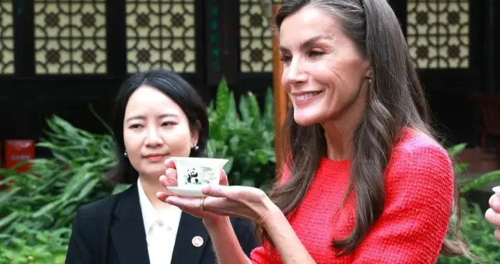 西班牙国王时隔18年再度访华，王后公园品茶，成都人赞叹她气质好