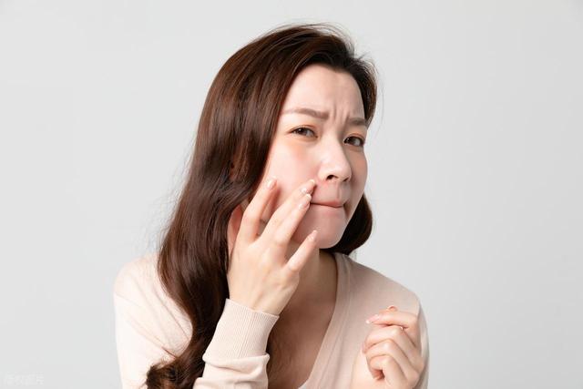 痘痘反复冒不停？清洁保湿三要点，肌肤光滑不油腻