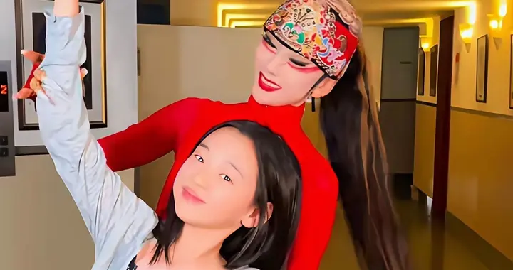 董璇女儿小酒窝获杨丽萍现场亲自教孔雀舞动作，被夸很有灵性