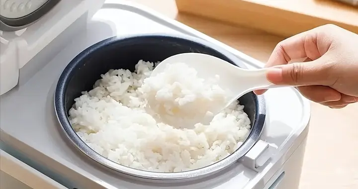 夺命电饭煲已被曝光！煮米进去秒变毒药，内胆是肝癌催化剂？