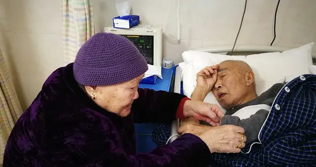 相伴五十年从未说爱，她摔下床那一刻，他慌到失态！
