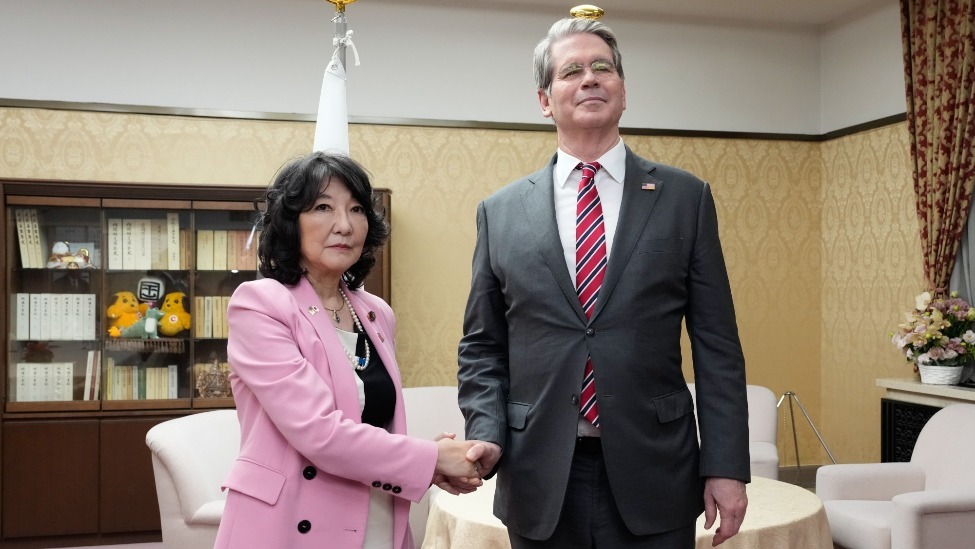 美财长三度访日：曾当场训斥日本财相！这一次高市早苗能扛住吗？