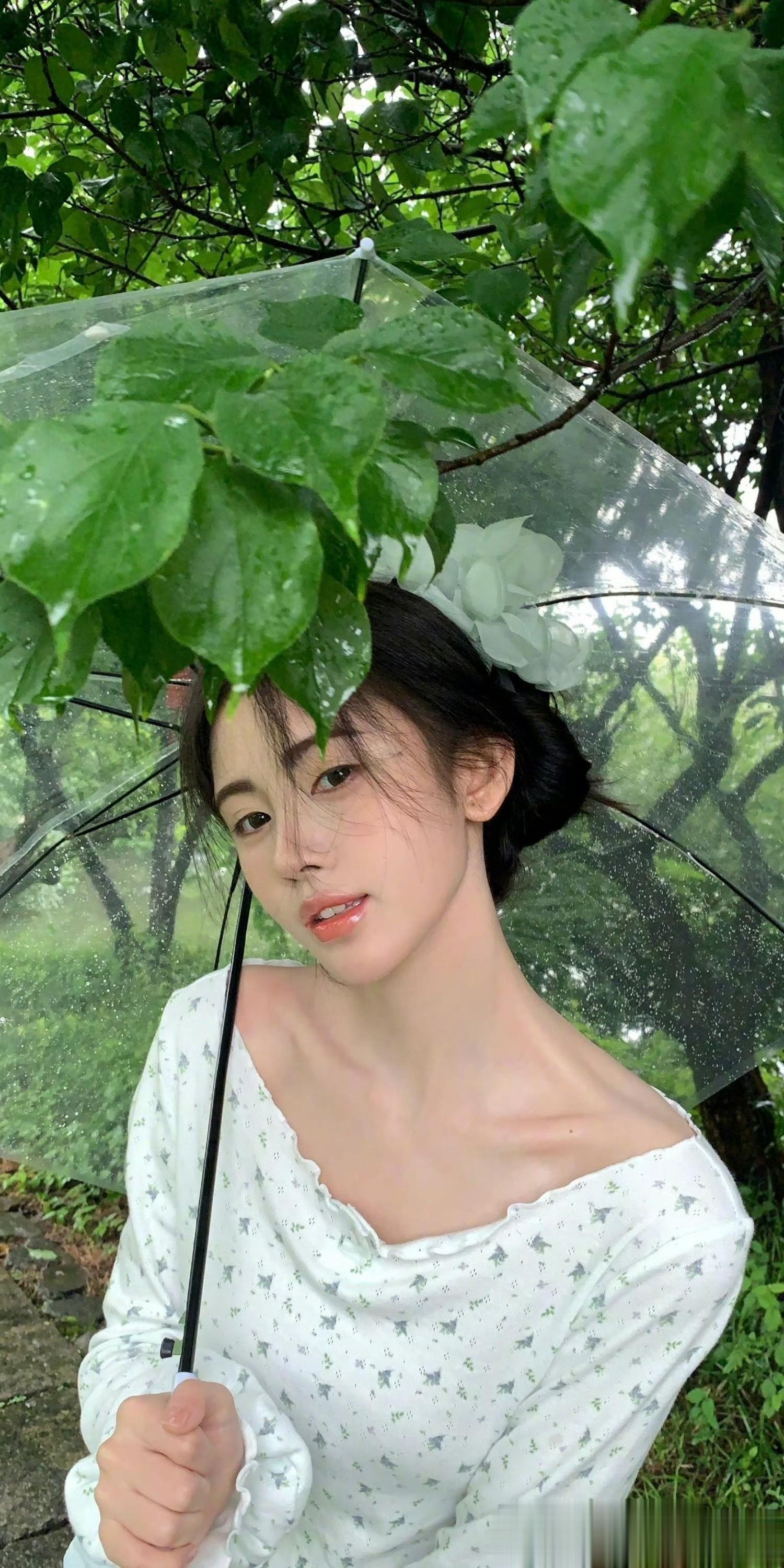 撑伞泛舟江南，鞠婧祎这套清冷温柔穿搭太戳人