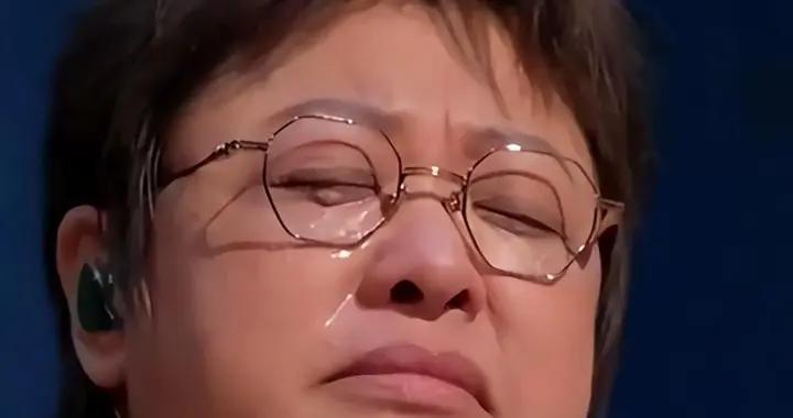 暴瘦脱相，大人物陪同，“走面”风波后，韩红首次露面，令人唏嘘