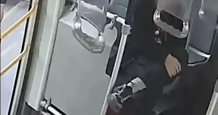 男子频繁骚扰女乘客，公交司机直接把车开到派出所！关紧车厢前后门把男子控...