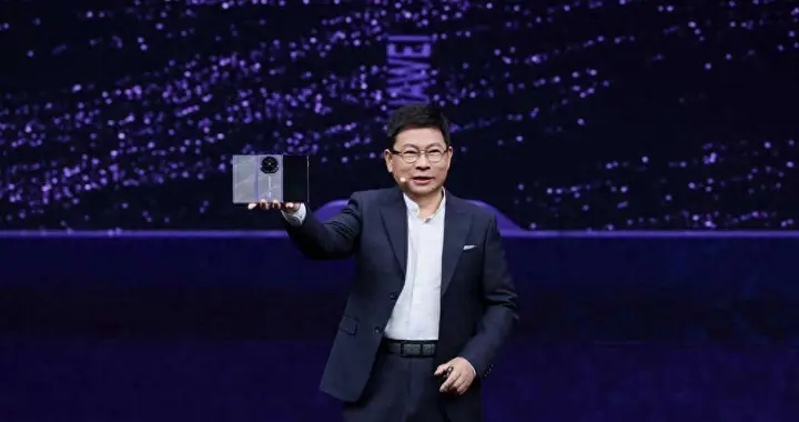 扛住封锁终于敢重回聚光灯，华为时隔六年出新芯片，余承东狂飙