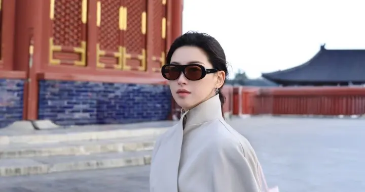 朱珠天坛看日落，穿长款风衣，气质优雅，文艺美丽！