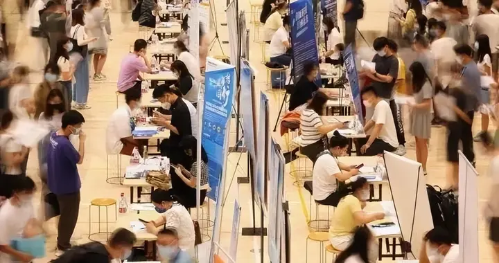 海归光环彻底消失？49.5万留学生涌回国，残酷真相：企业只认这个