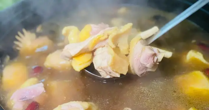 慢炖一碗灵芝鸡汤，把“好睡眠”喝进春天里