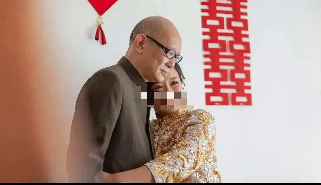 32岁香港演员余仲欣结婚照曝光，73岁丈夫卢伟国向小10岁岳父敬茶、这辈分真怪…
