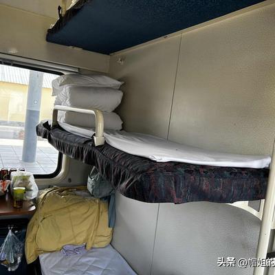 帽姐的美食旅行：绿皮火车出发啦，人不多