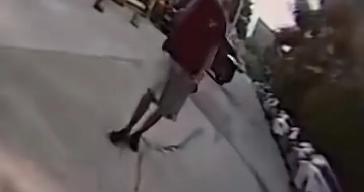 车主低速行驶，一男子故意抬手碰车，车主怀疑碰瓷, 交警:车主全责