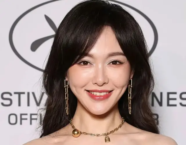 戛纳红毯：同样是代言人，42岁唐嫣被32岁钟楚曦虐得体无完肤