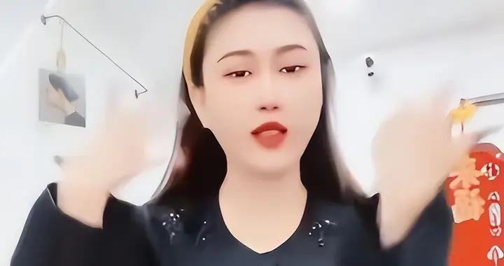 头七没过，家人开直播带货，弟弟穿王炸去世时衣服，丝毫不见悲伤