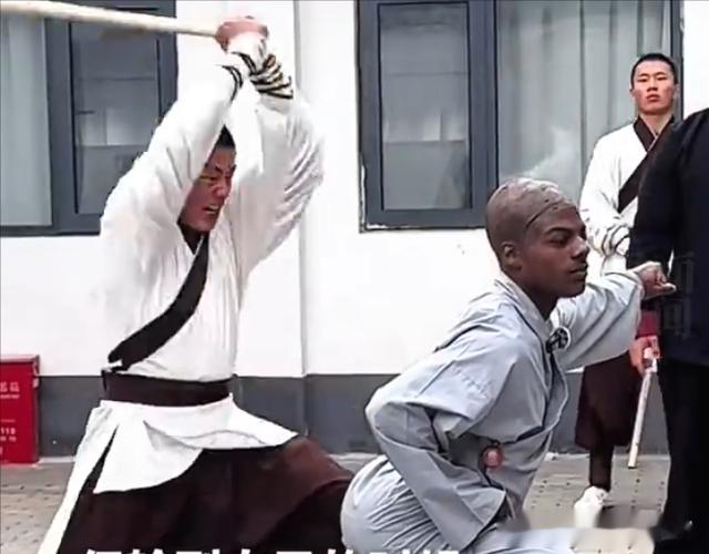 笑麻了！美国网红“甲亢哥”勇闯少林，被一棍子打出“痛苦面具”