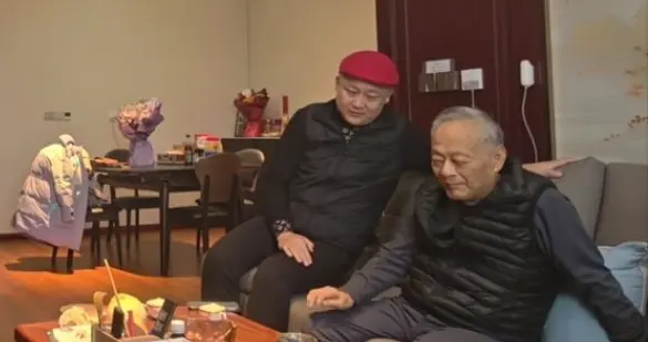 78岁王谦祥罕见露面，状态活泼 气质文雅，家中装修温馨典雅！
