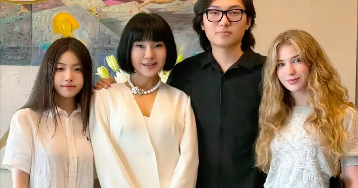 歌手陈红晒全家福，仍称前夫为“老公”，自曝对方纠缠是想复婚