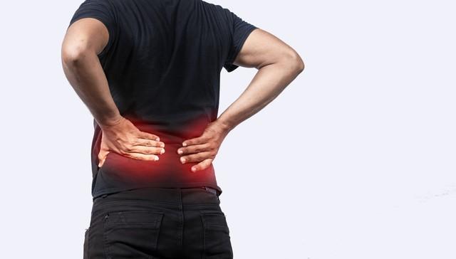 腰和屁股后侧疼伴弯腰受限，这2种原因最常见，看一看您是这样吗