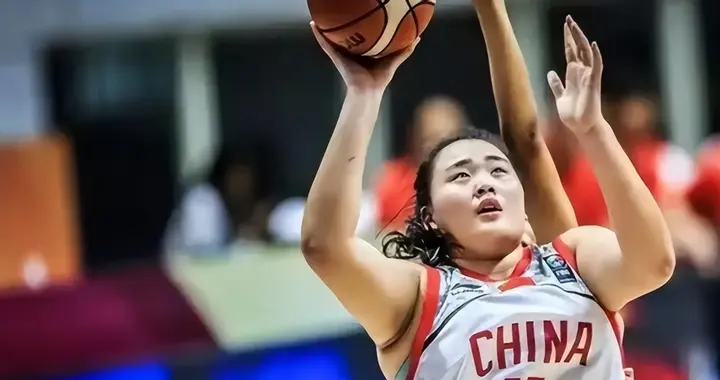 女篮首战落败，张子宇刘禹彤双塔冲击澳洲，有望爆冷复仇