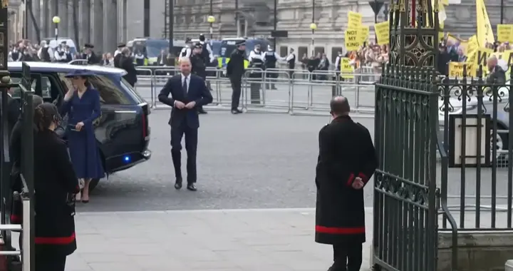 威廉夫妇齐亮相！凯特佩戴珍珠饰品优雅贵气，一头波浪卷发也美翻