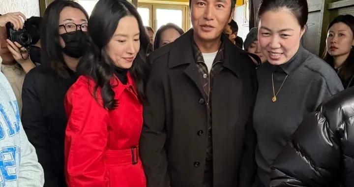 董洁牵手陈坤，陈坤紧紧拉住董洁的手，俩人看起来很般配