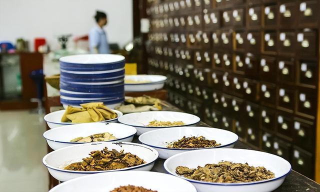 为何医院大量停用中成药？是药效不好吗？中药“至暗时刻”来了？
