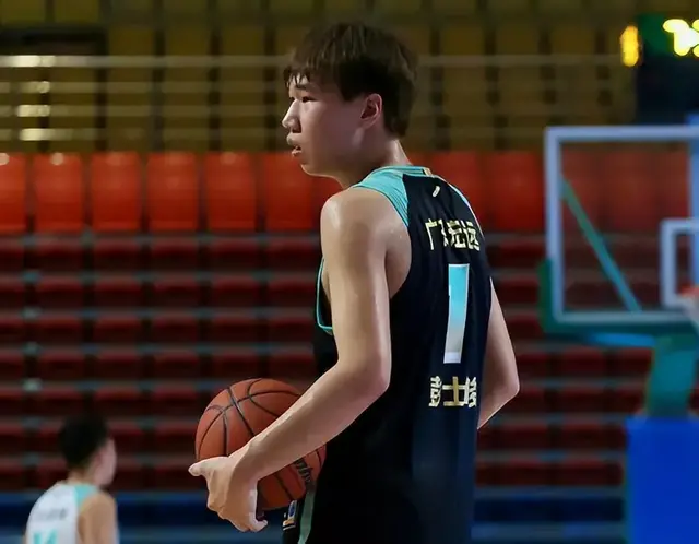 CBA三热点:广东小将撞裁判，李凯尔与男篮汇合，天津队连失三锋线