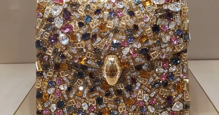 别再做“冤大头”，西方用符号收割全球，中国制造让技术回归平民