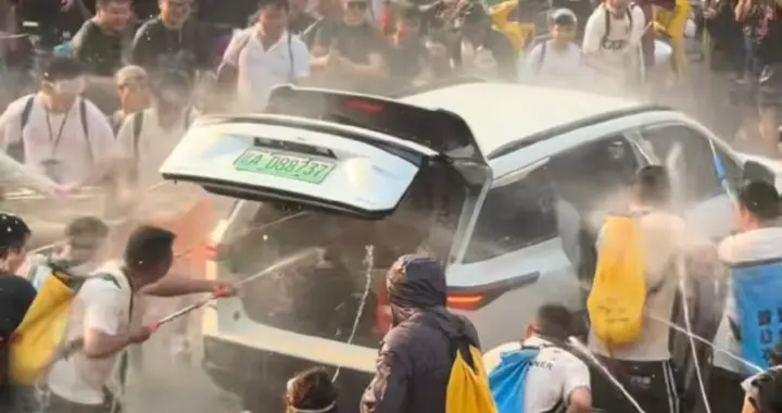 泼水节强拉车门狂喷电车！新能源车安全底线被谁撕开了？