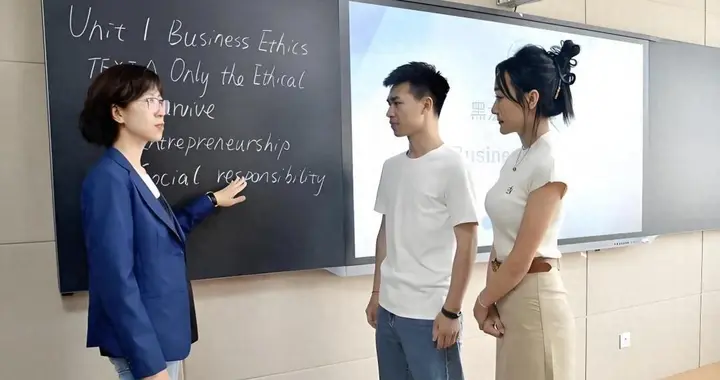 是的，被张雪峰唾弃的哲学系毕业生，已经被AI巨头三倍工资抢光了