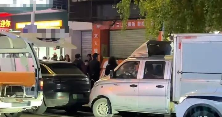 湖南郴州街边店铺牌匾掉落砸到两位老人，派出所证实有人受伤，医院：其中一位已住院