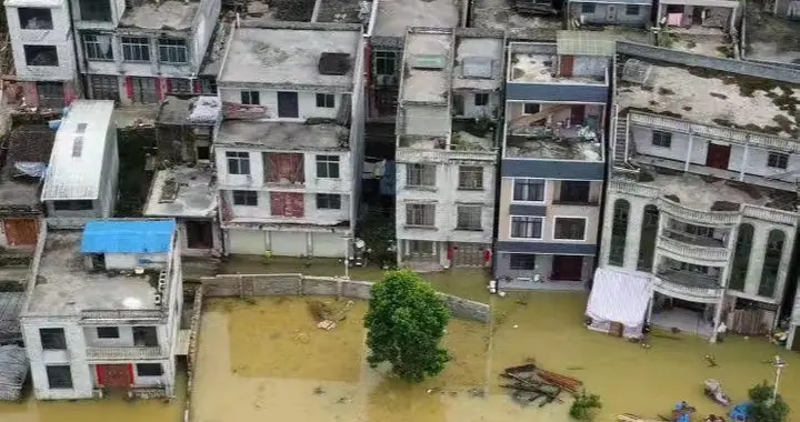 百色多地遭"地下涌泉"围困：清水自地底喷涌，积水深达数十米