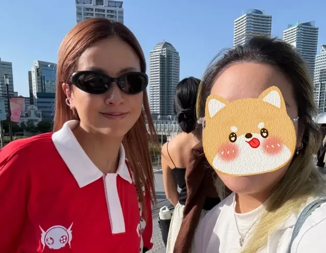 陈奕迅老婆徐濠萦在日本，一身打扮抢眼，女儿男友同行，又高又帅