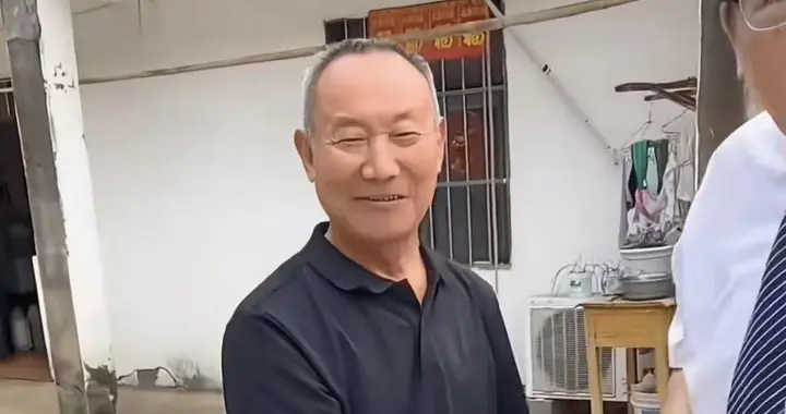 周飞暑假探望姜萍一家，送钱还送酒，本人一直未露面