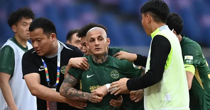 浙江队输球又输人？核心米特里策拽头发染红，赛后公开认错求谅解